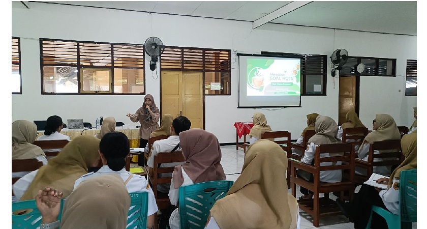 SAKA GURU SMK NEGERI 3 MAGELANG SELENGGARAKAN PELATIHAN PENULISAN SOAL HOTS