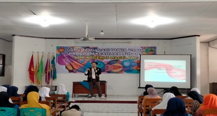 SISWA BUSANA KELAS 10 BELAJAR TECHNOPREUNER