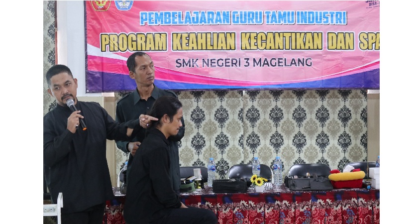 Siswa Kecantikan dan SPA Belajar Barber