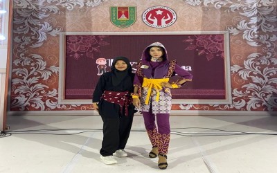 Uswatul Dheni Fatimah Juara Favorit Lomba Desain Busana Batik  2023