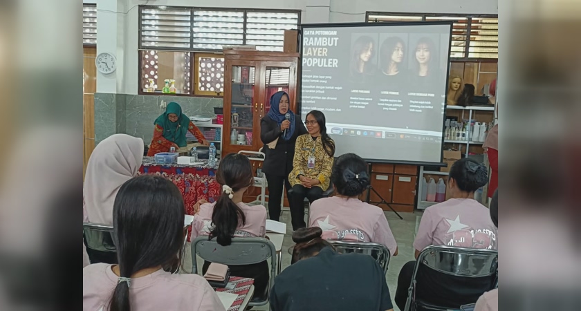 Siswa XI Kecantikan 1 dan 2 Antusias Ikuti Pembelajaran Guru Tamu Teknik Pemangkasan Rambut Layer Bersama CEO Ria Salon Borobudur