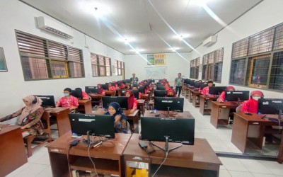 Pelaksanaan Sertifikasi Internasional Kemampuan Bahasa Inggris TOEIC 2023 di SMK Negeri 3 Magelang Dukungan Direktorat SMK untuk Meningkatan Daya Saing Lulusan