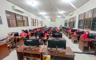 Pelaksanaan Sertifikasi Internasional  Kemampuan Bahasa Inggris TOEIC 2023 di SMK Negeri 3 Magelang Dukungan Direktorat SMK untuk Meningkatan Daya Saing Lulusan