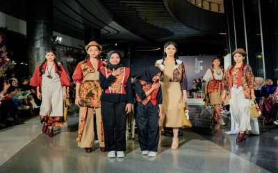 Produk   d’JeLiPat Tampil Memukau                                           di   Soerabaia Fashion Trend 2024